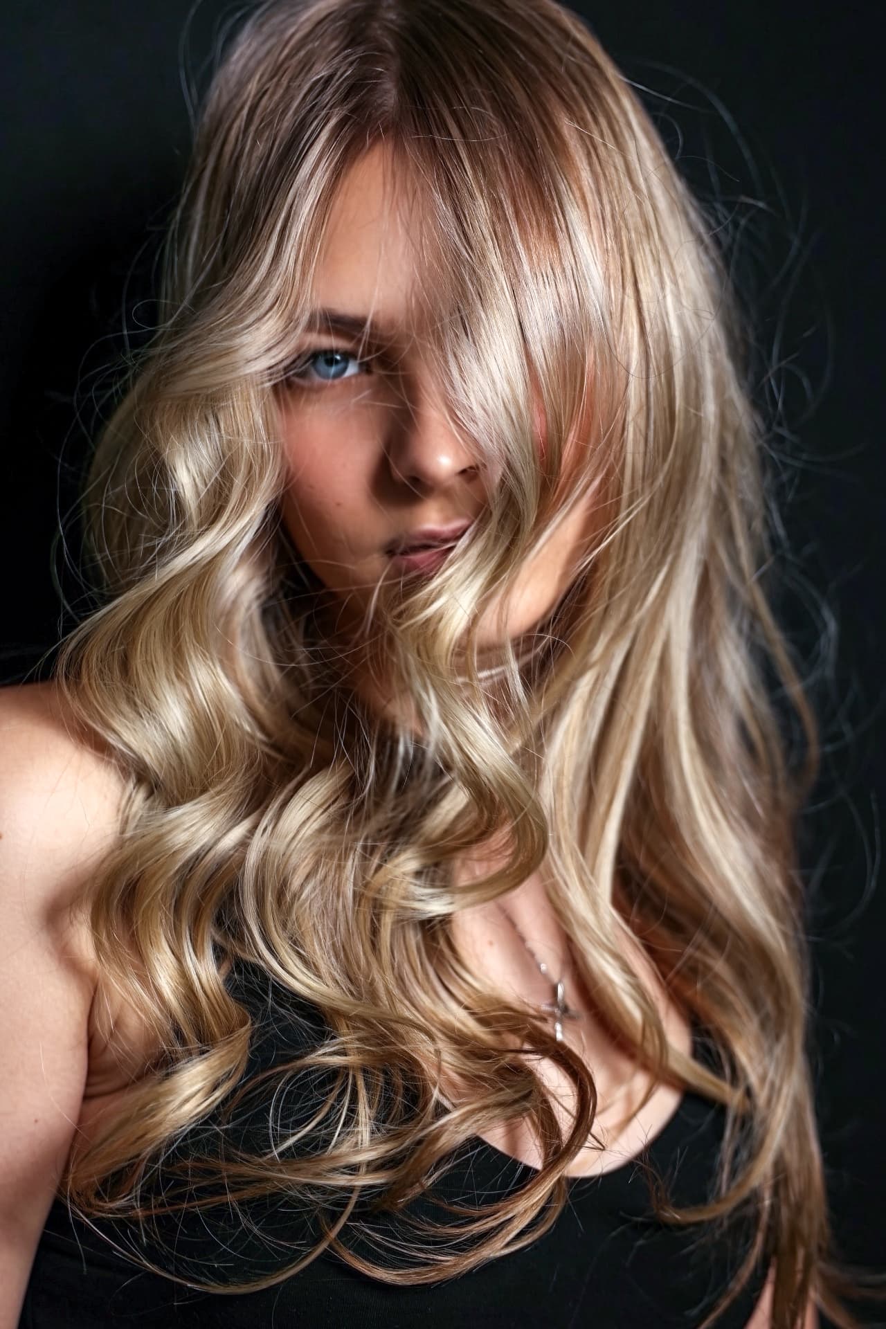 Profile view of a blonde hair look